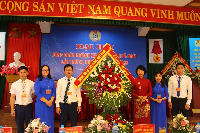 Đại diện Công đoàn Xây dựng Việt Nam tặng hoa chúc mừng Đại hội1.jpg